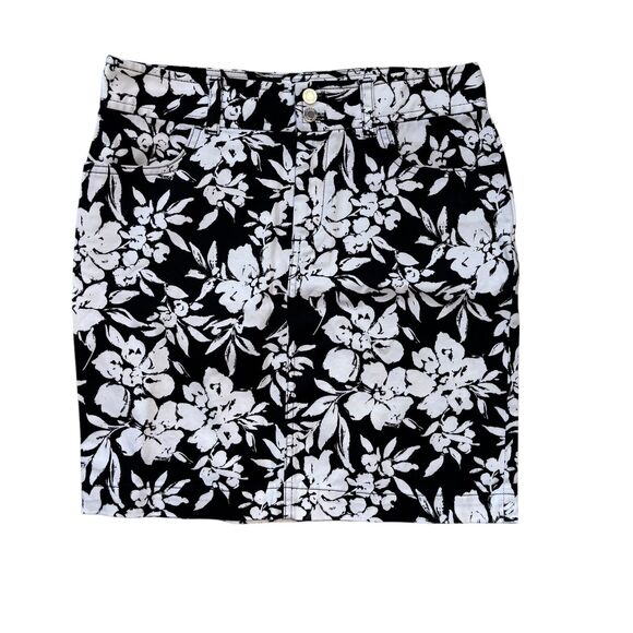 𝅺Chaps Women’s Size 4 Cotton Blend Black White Floral Skirt EUC Z122 - Picture 1 of 5